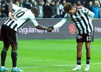 Kara Kartal Aboubakar’la uçuyor