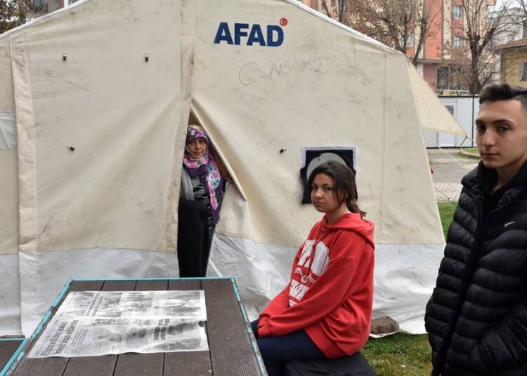 120 kişinin yaşadığı binadan geriye 6 kişi kaldı 1 120 kişinin yaşadığı binadan geriye 6 kişi kaldı