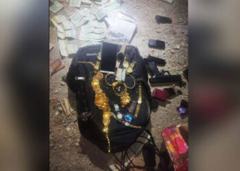 Enkazdan altın ve para çalan komiser yardımcısıyla bekçi gözaltına alındı