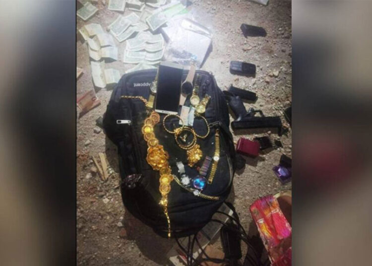 Enkazdan altın ve para çalan komiser yardımcısıyla bekçi gözaltına alındı