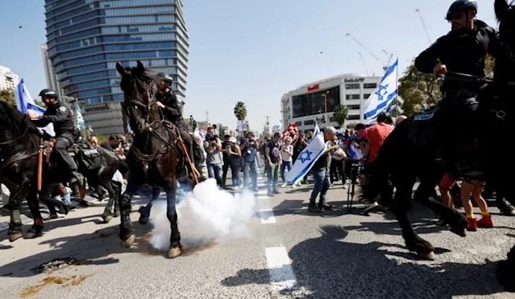 İsrail’de yargı reformuna karşı kitlesel protestolar düzenleniyor 1 İsrail’de yargı reformuna karşı kitlesel protestolar düzenleniyor