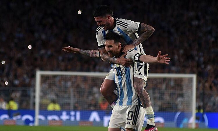 Kariyerinin 800. golünü atan Messi tarihe geçti! 1 Kariyerinin 800. golünü atan Messi tarihe geçti!