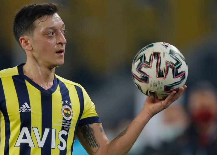 Mesut Özil futbolu bıraktı