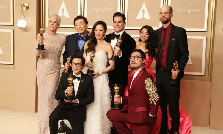 Oscar Ödülleri 2023: Everything Everywhere All At Once geceye damgasını vurdu 1 Oscar Ödülleri 2023: Everything Everywhere All At Once geceye damgasını vurdu