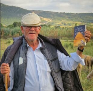 Paulo Coelho'nun, fotoğrafını paylaştığı çoban: Kitabı yarıya kadar okudum