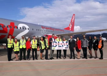 Sezonun ilk turist kafilesine çiçekli karşılama