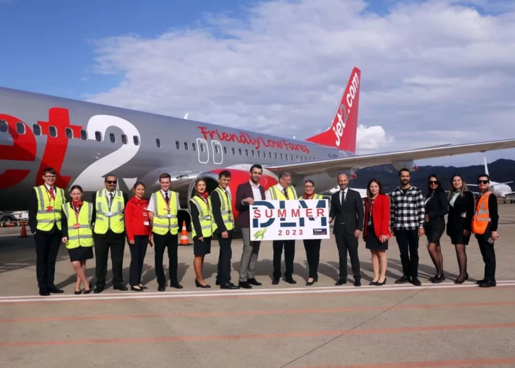 Sezonun ilk turist kafilesine çiçekli karşılama