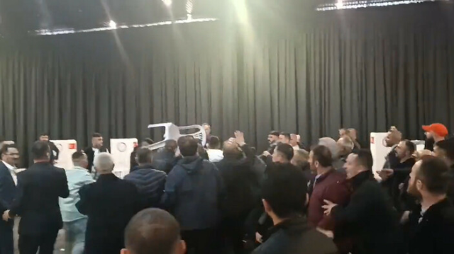 İYİ Parti'nin 'ön seçimi'nde kavga çıktı, yumruklar konuştu 1 İYİ Parti’nin ‘ön seçimi’nde kavga çıktı, yumruklar konuştu