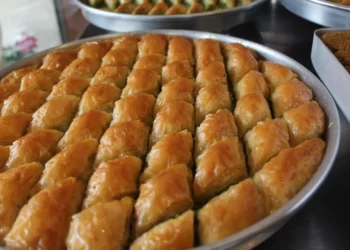 Bayram öncesi tatlı fiyatları iki katına yükseldi: Cevizli baklavaya talep arttı