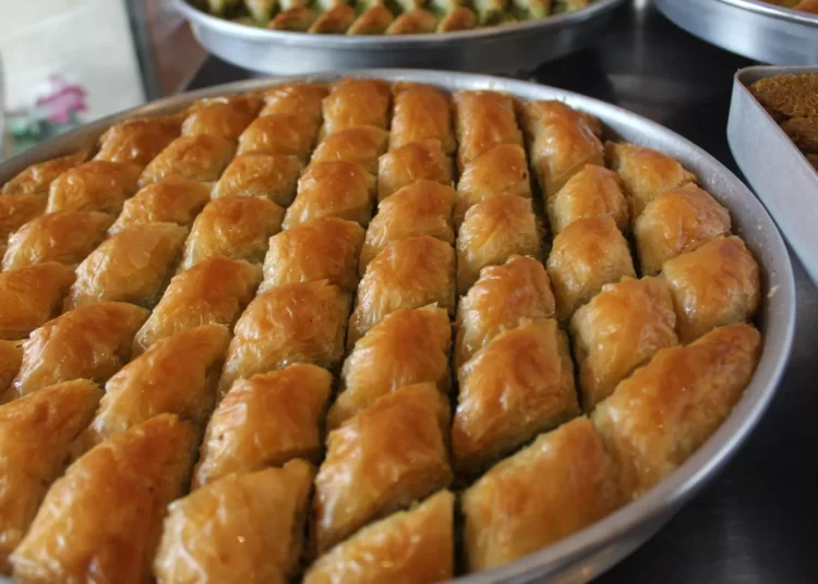 Bayram öncesi tatlı fiyatları iki katına yükseldi: Cevizli baklavaya talep arttı