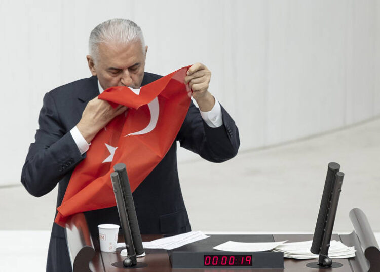 Eski Başbakan Binali Yıldırım, İstiklal Marşı’nı kağıttan bakarak yanlış okudu