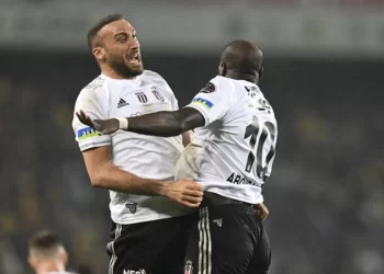 Derbide 10 kişi kalan Beşiktaş, Fenerbahçe’yi evinde 4-2 mağlup etti