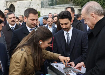 Erdoğan’dan gazeteciye: Kız, gel gel, bunu her yerde bulamazsın