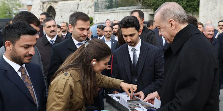 Erdoğan'dan gazeteciye: Kız, gel gel, bunu her yerde bulamazsın 1 Erdoğan’dan gazeteciye: Kız, gel gel, bunu her yerde bulamazsın