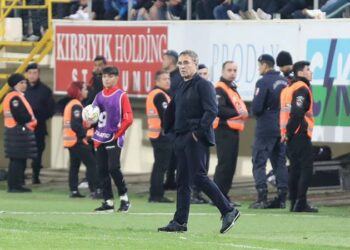 Alanyaspor’da Ersun Yanal ile yollar ayrıldı