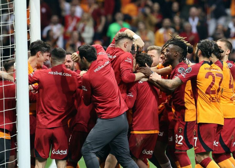 Kayseri engelini farklı aşan Cimbom, şampiyonluk için gün sayıyor 1 Kayseri engelini farklı aşan Cimbom, şampiyonluk için gün sayıyor