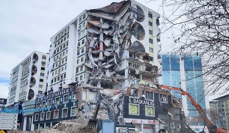 Galeria Sitesi’nin müteahhidi yakalandı 1 Galeria Sitesi’nin müteahhidi yakalandı