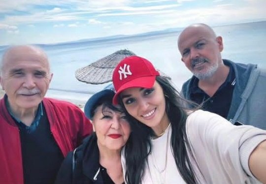 Hande Erçel dedesini kaybetti 1 Hande Erçel dedesini kaybetti