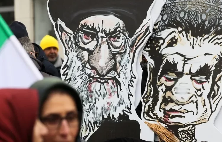 İran, başörtüsü takmayan kadınları tespit etmek için kamusal alanlara kamera yerleştiriyor