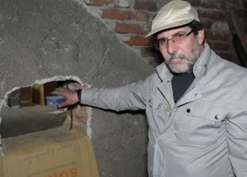 Kuyumcunun duvarını delip, 23 kilo altın çaldılar