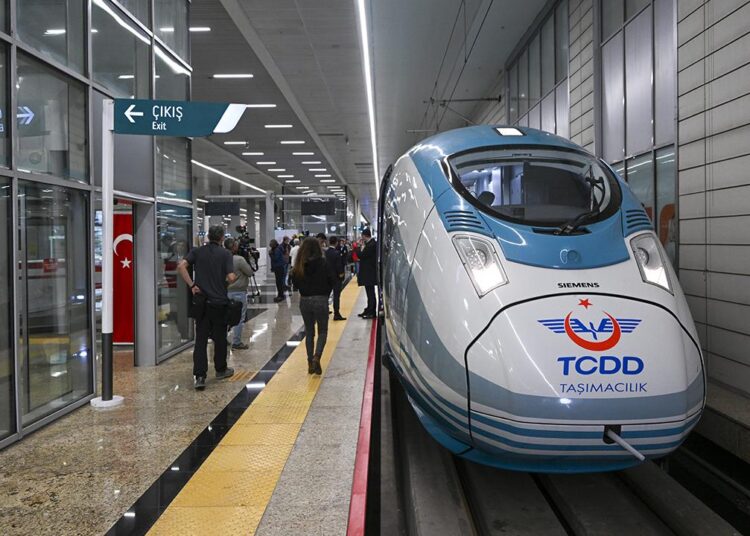 Ankara-Sivas YHT ilk seferi için hareket etti