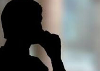 Kendilerini polis diye tanıtıp profesörü 1,5 milyon lira dolandırdılar