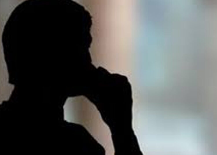 Kendilerini polis diye tanıtıp profesörü 1,5 milyon lira dolandırdılar