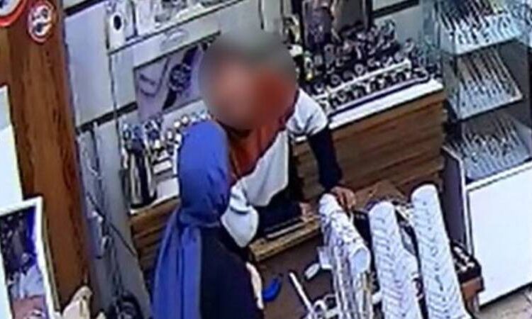 Yalova’da bir kişi, arkadaşının çaldığı saati mağazaya geri getirdi