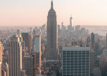 Gökdelenlerin ağırlığını taşıyamayan New York milim milim çöküyor