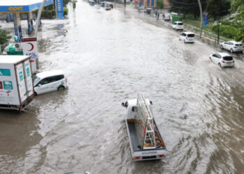 Ankara sağanak yağışa teslim oldu: Evleri su bastı, araçlar mahsur kaldı