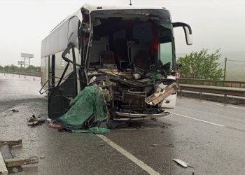 Balıkesir’de lise öğrencilerini taşıyan tur otobüsü TIR’a çarptı: 33 yaralı