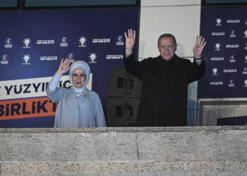 Erdoğan balkona çıktı, “kazandık” yerine “öndeyiz” açıklaması yaptı