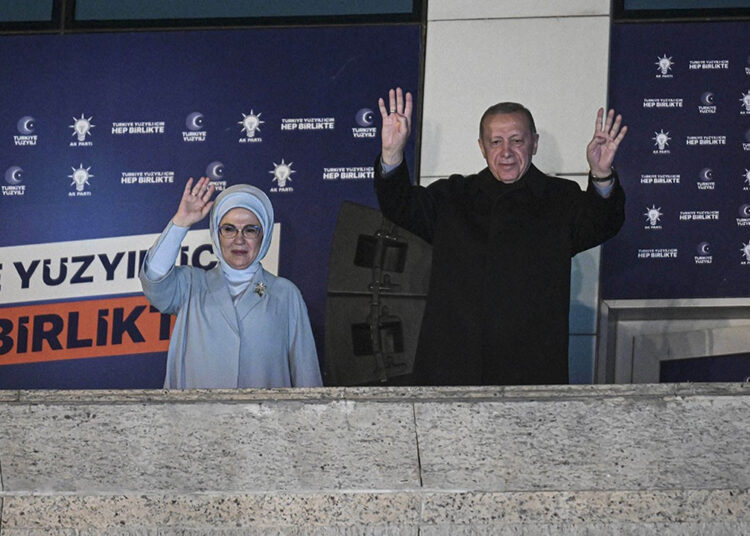 Erdoğan balkona çıktı, “kazandık” yerine “öndeyiz” açıklaması yaptı