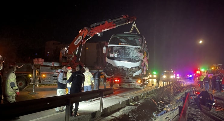 Bursa’da tur otobüsü devrildi: İkisi öğrenci üç kişi öldü, 44 kişi yaralandı 1 Bursa’da tur otobüsü devrildi: İkisi öğrenci üç kişi öldü, 44 kişi yaralandı