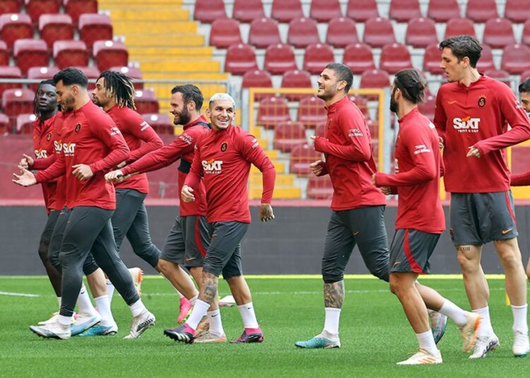 Galatasaray Başakşehir maçı öncesi Nef Stadı'nda antrenman yaptı 1 Galatasaray Başakşehir maçı öncesi Nef Stadı’nda antrenman yaptı