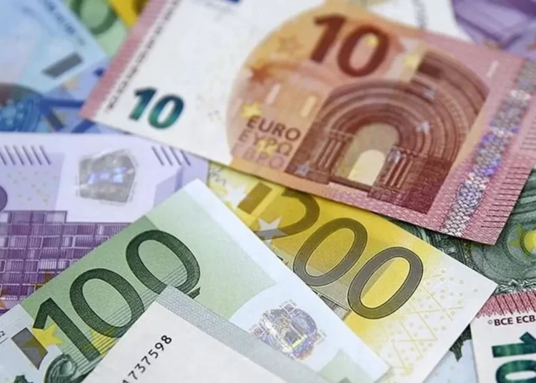 Dolar zirvede, Euro yükselişte
