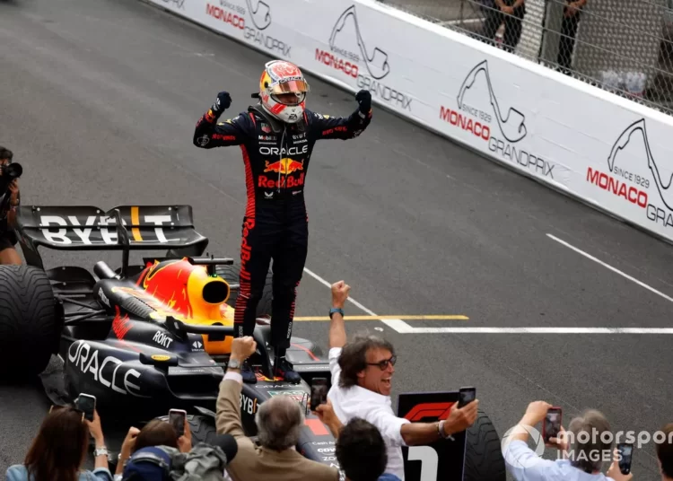 Monako’da yağmur işleri karıştırdı; damalı bayrağı Verstappen gördü