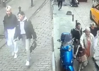 Çocuğuyla yürürken telefonunu çaldılar