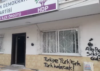 İzmir’de HDP ilçe binasına ırkçı sloganlar yazıldı