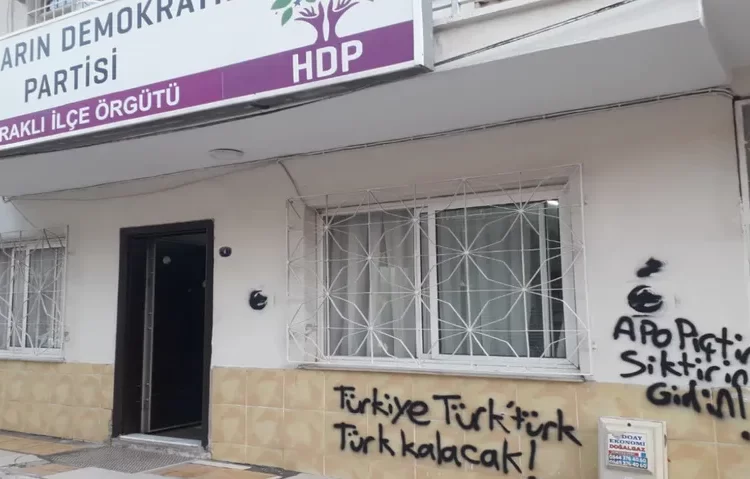 İzmir’de HDP ilçe binasına ırkçı sloganlar yazıldı