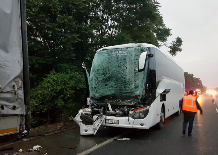 Oy kullanmaktan dönen AK Partilileri taşıyan otobüs TIR'a çarptı 1 Oy kullanmaktan dönen AK Partilileri taşıyan otobüs TIR’a çarptı