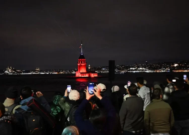 Kız Kulesi, ışık ve lazer şovuyla açıldı
