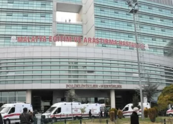 Hasarlı binanın çöken duvarının altında kalan çocuk hayatını kaybetti