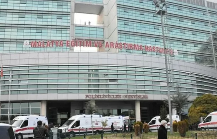 Hasarlı binanın çöken duvarının altında kalan çocuk hayatını kaybetti