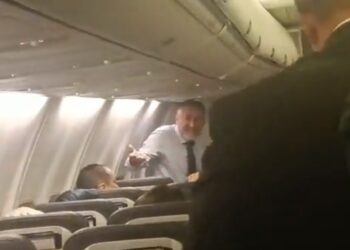 Uçağı bekleten Nebati, yolcularla tartıştı: Seçimi AK Parti kazandı