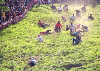 İngiltere’de ölüme meydan okunan peynir yarışına bu yıl da yüzlerce kişi katıldı