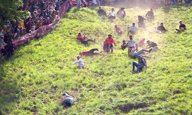 İngiltere’de ölüme meydan okunan peynir yarışına bu yıl da yüzlerce kişi katıldı