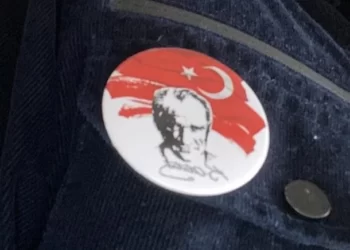 Atatürk rozeti ve Türk bayrağı siyasi simge sayılarak yasaklandı