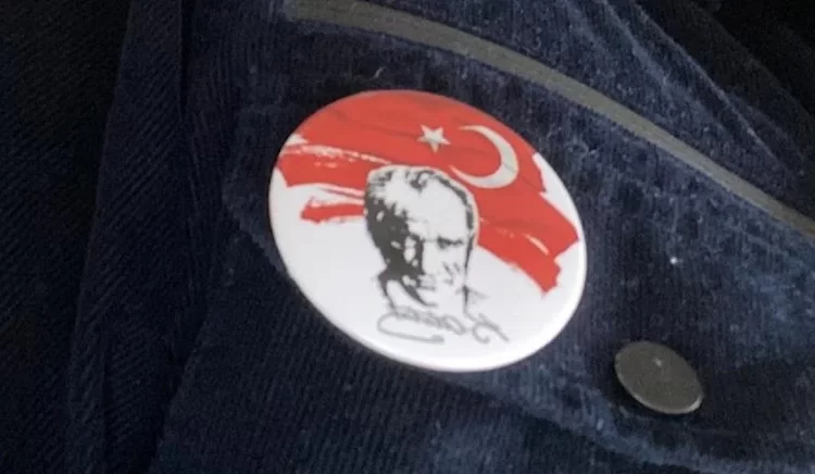 Atatürk rozeti ve Türk bayrağı siyasi simge sayılarak yasaklandı 1 Atatürk rozeti ve Türk bayrağı siyasi simge sayılarak yasaklandı