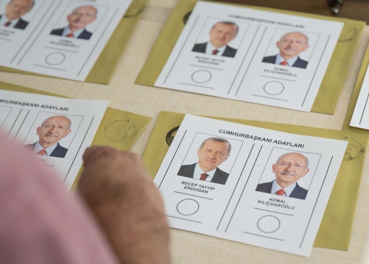 Uluslararası gözlemcilere göre seçim yarışı adil olmadı: Futbol maçında bir tarafın kramponu yoktu 1 Uluslararası gözlemcilere göre seçim yarışı adil olmadı: Futbol maçında bir tarafın kramponu yoktu